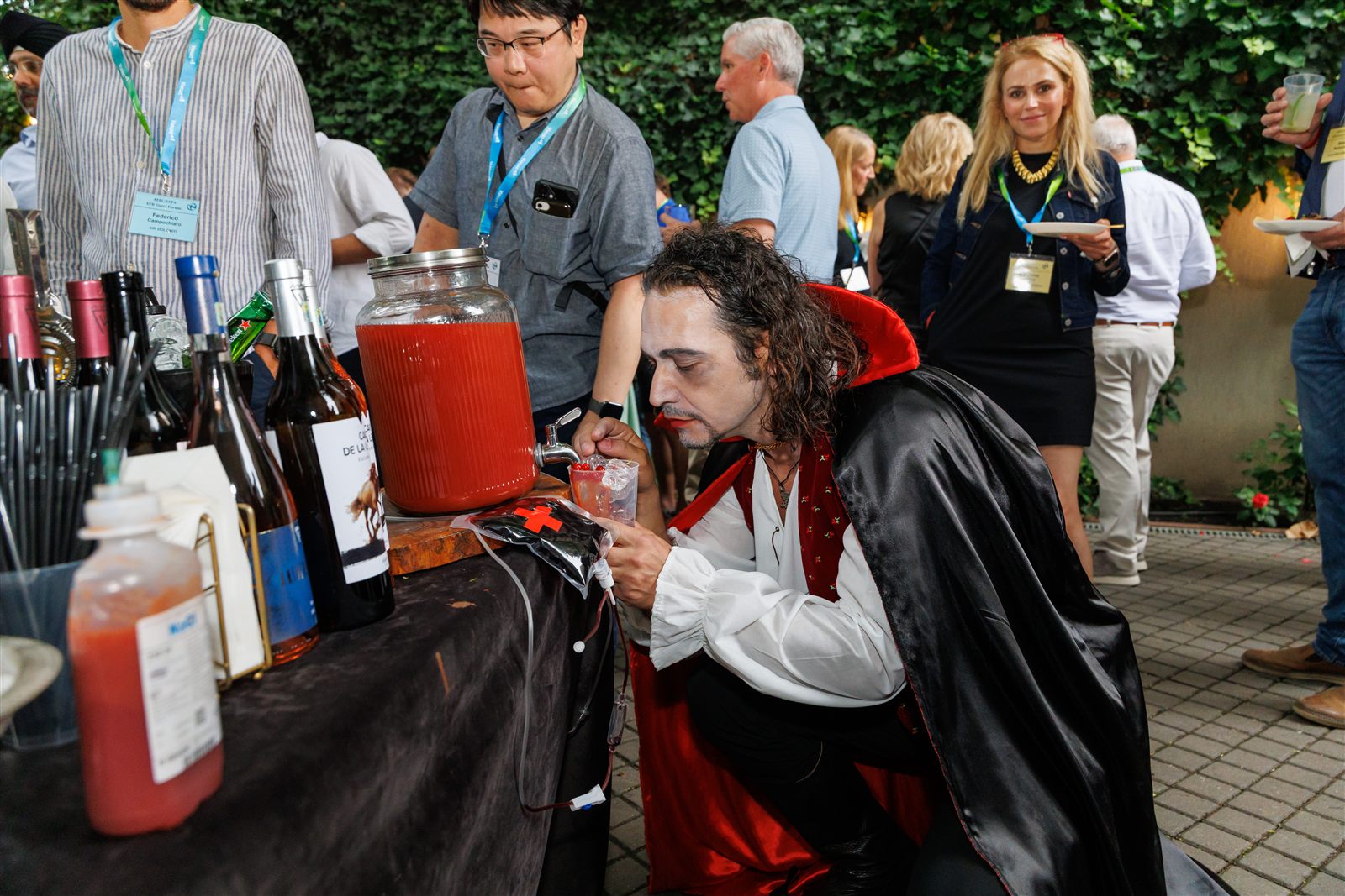 Personaj Dracula cu un cocktail fumegând din gheață carbonică — moment-spectacol la bar