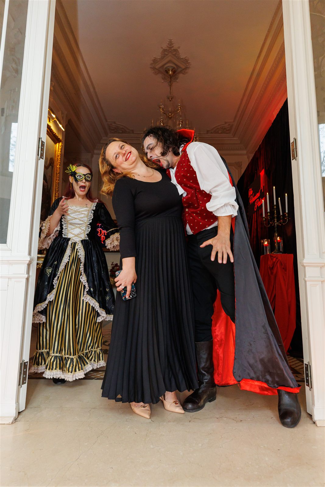 Personaje-vampiri în costum — experiență imersivă la un eveniment tematic Dracula
