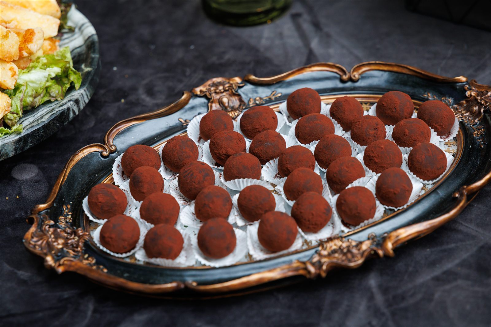 Praline de ciocolată pe platou argintiu — prezentare gastronomică premium