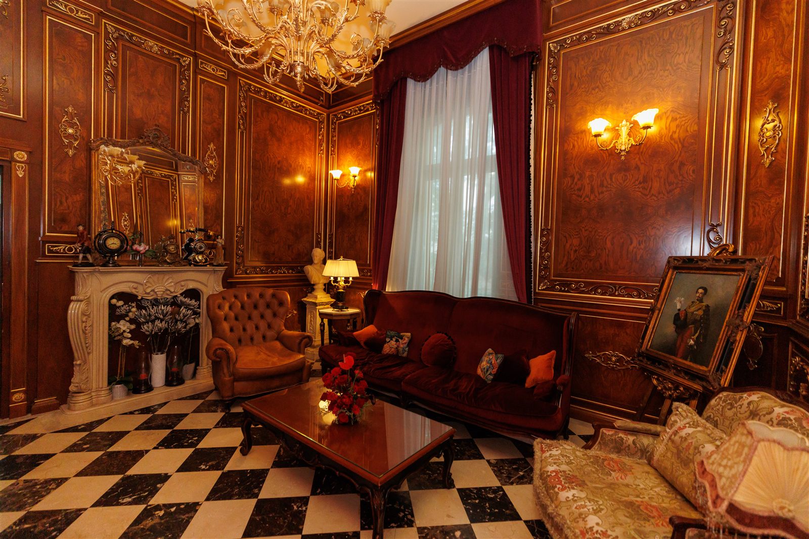 Salon auriu cu pardoseală în damier și candelabru — sală cu personalitate pentru evenimente
