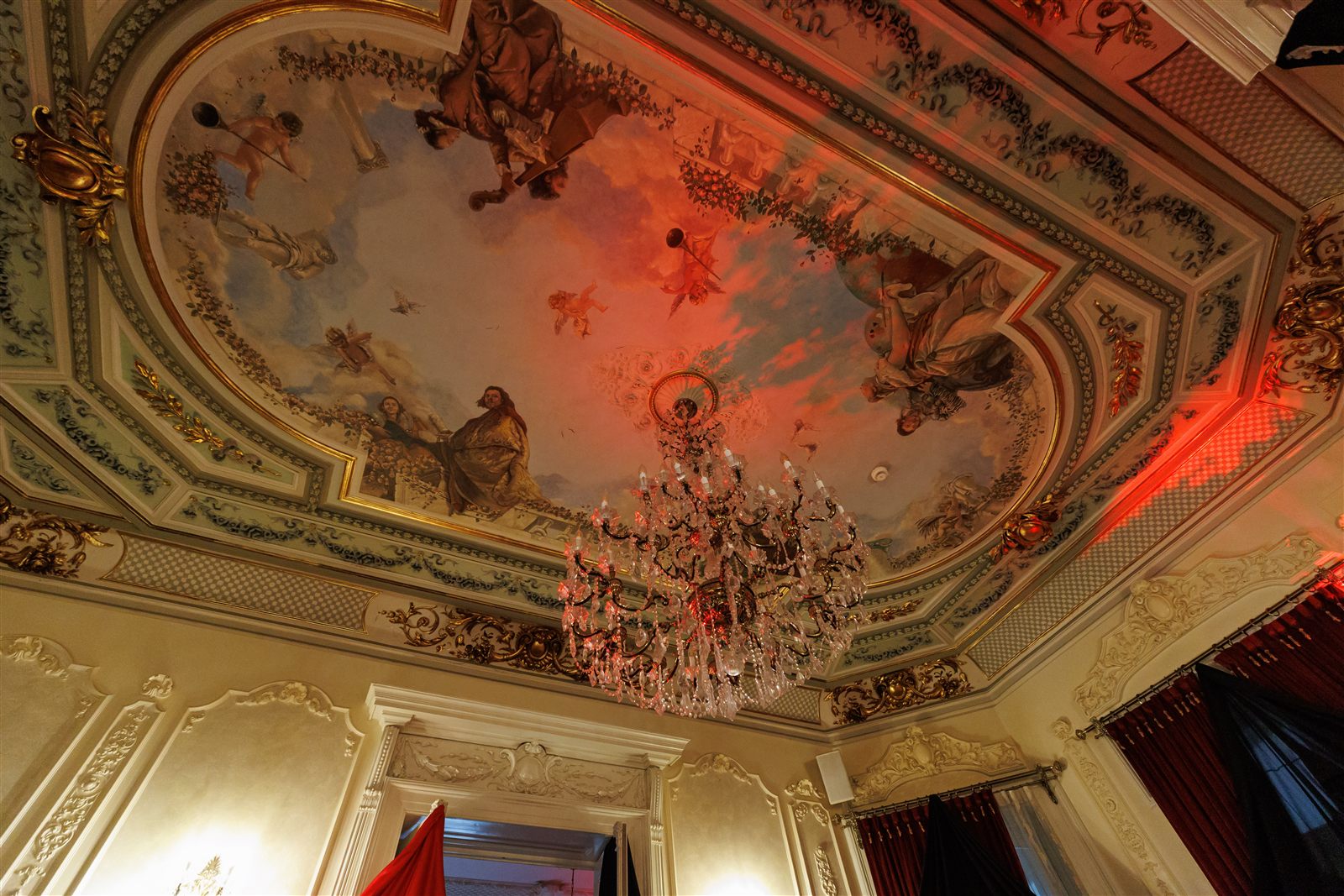 Tavan cu frescă și drapaje negre — contrast de decor tematic la Palatul Noblesse