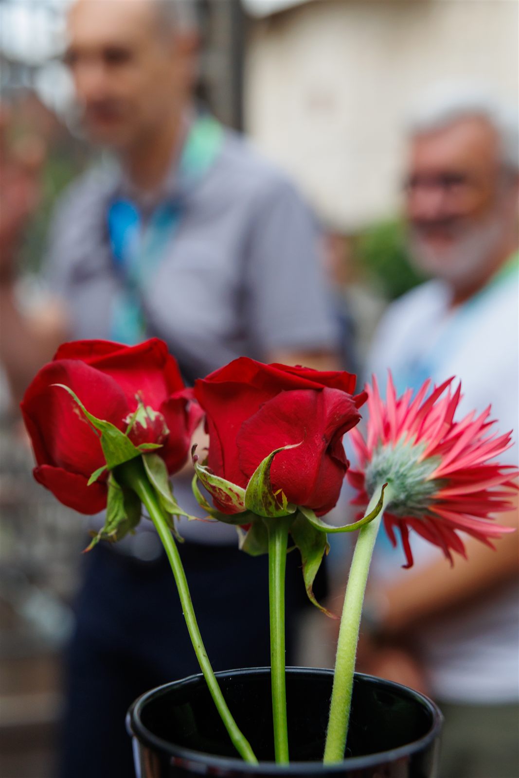 Trandafiri roșii în vază neagră — aranjament floral tematic pentru eveniment