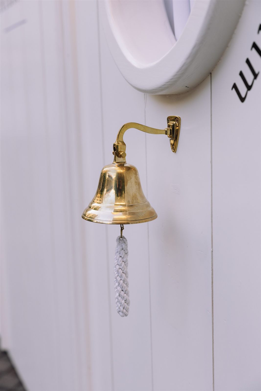 Clopoțelul și fereastra rotundă a peretelui Ring for Drinks — Palatul Noblesse