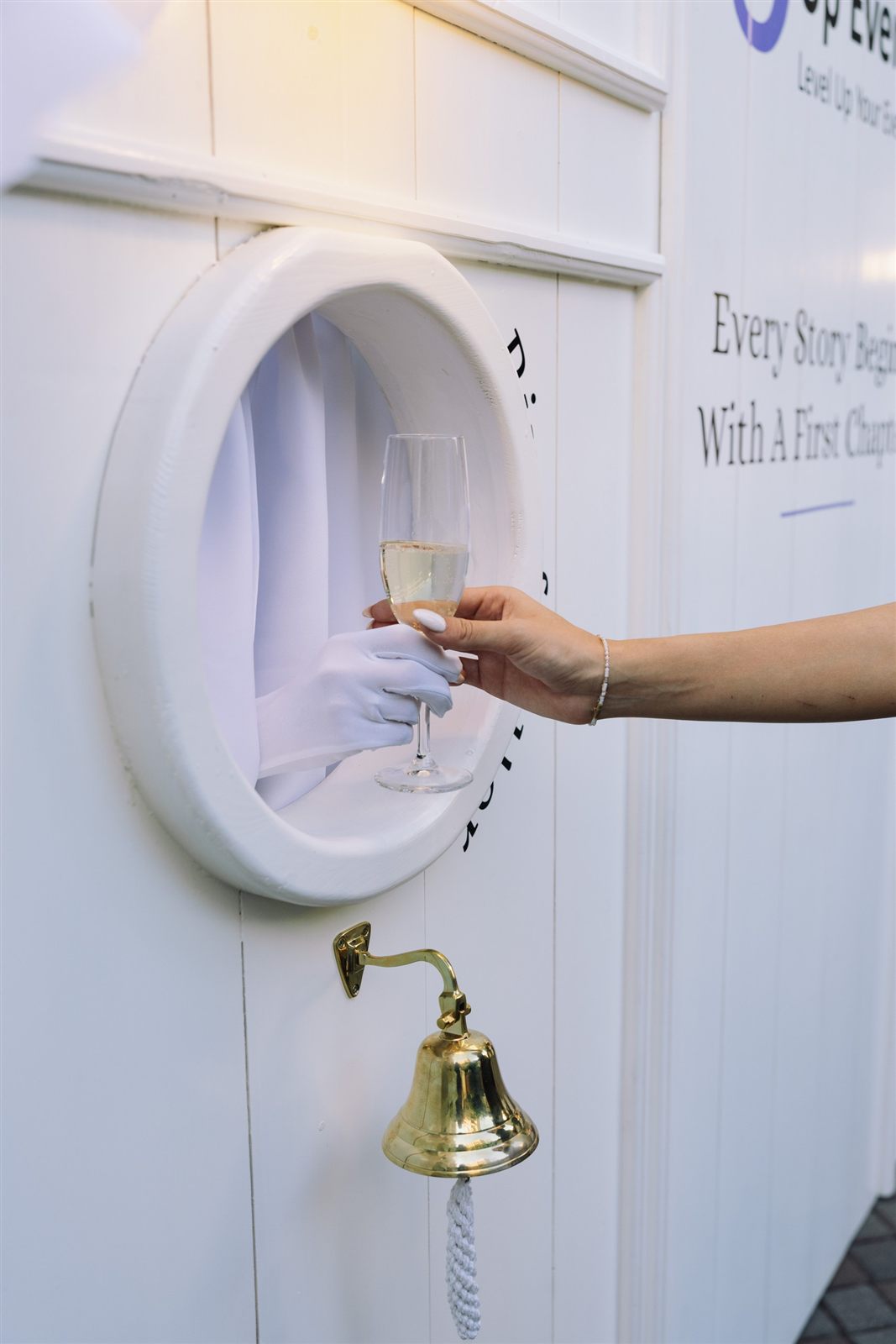 Mana eleganta cu pahar la fereastra rotunda si clopotel auriu Ring for Drinks Wall