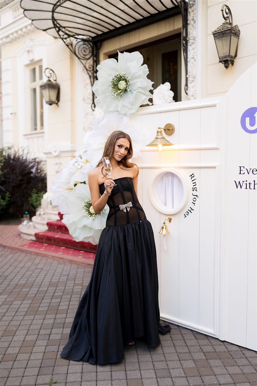 Ring for Drinks Wall — perete interactiv cu băuturi în grădina Palatului Noblesse