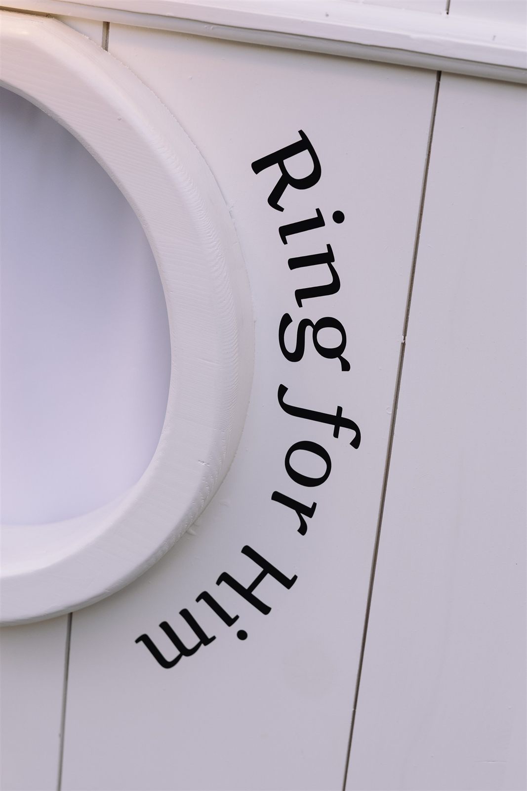 „Ring for Him" — fereastra rotundă prin care se servește băutura — Palatul Noblesse