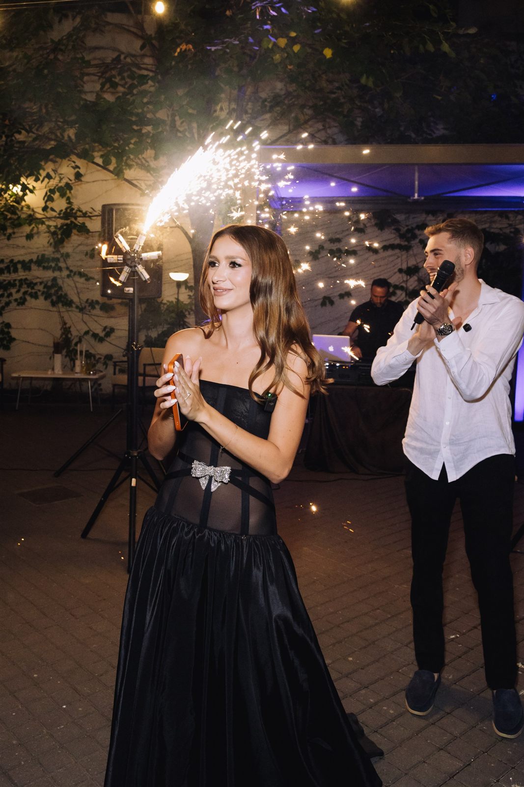 Jerbe de scantei incadrand invitatii la un eveniment la Palatul Noblesse