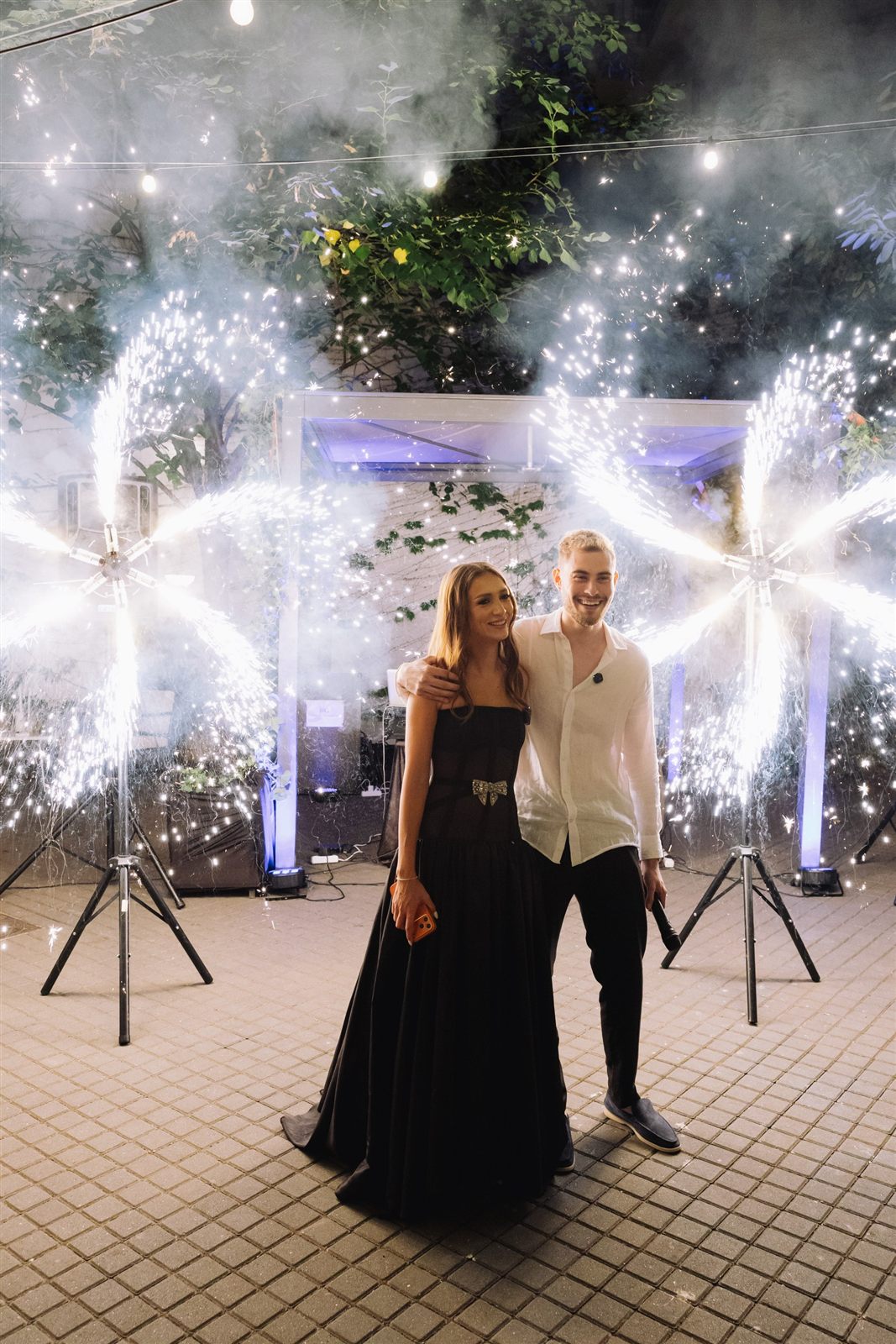 Cuplu in fata scanteilor albe de artificii de sol la Palatul Noblesse