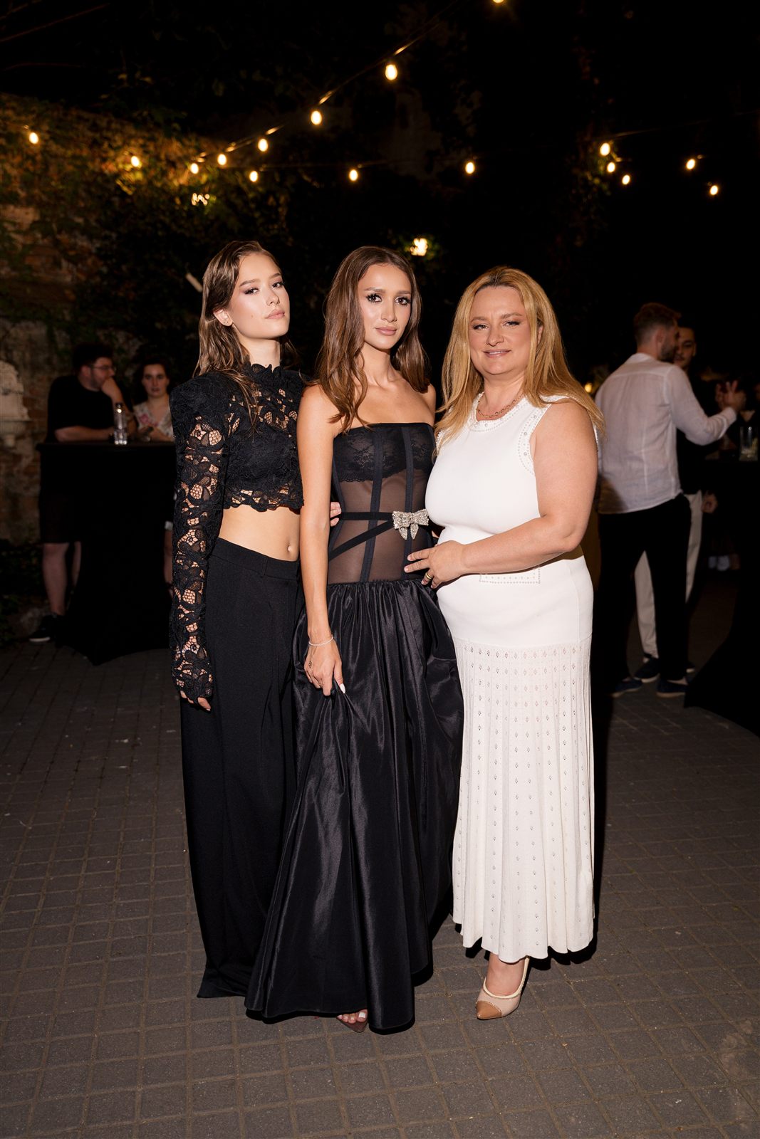 Invitate elegante la un eveniment de seara la Palatul Noblesse