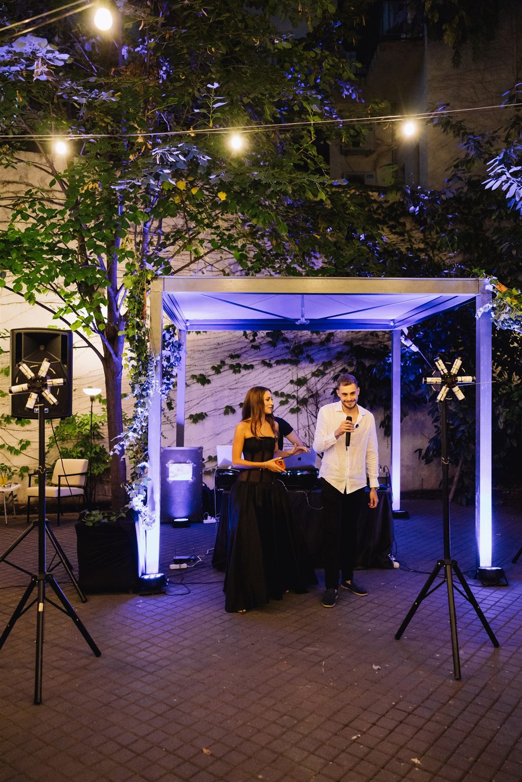 Scena de eveniment seara in gradina Palatului Noblesse
