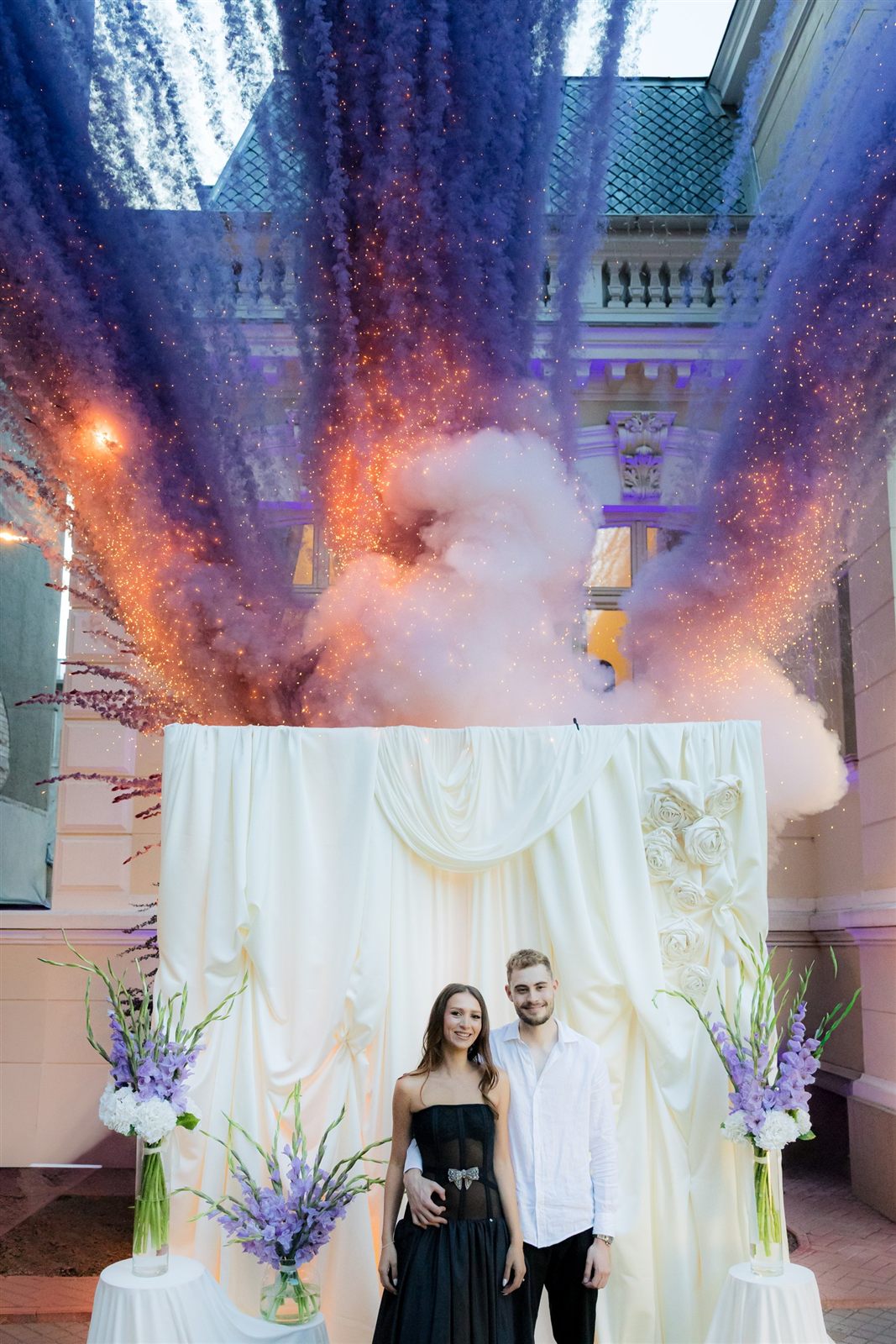 Fum colorat mov si scantei reci in timpul unui eveniment la Palatul Noblesse