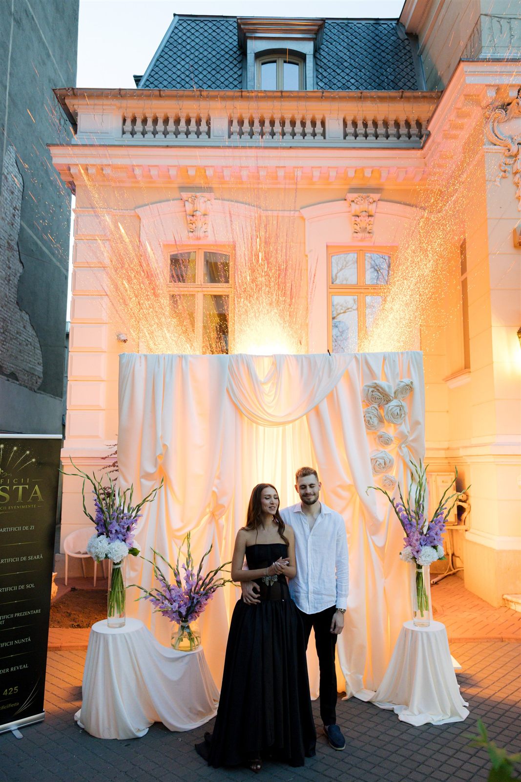 Jerbe de scantei reci aurii in spatele backdrop-ului alb, artificii de zi la Palatul Noblesse