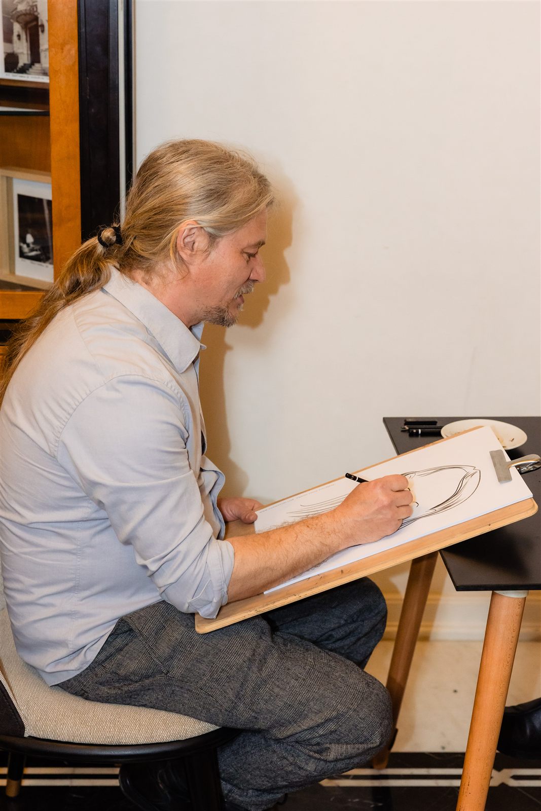 Caricaturist la lucru în timpul unui eveniment la Palatul Noblesse