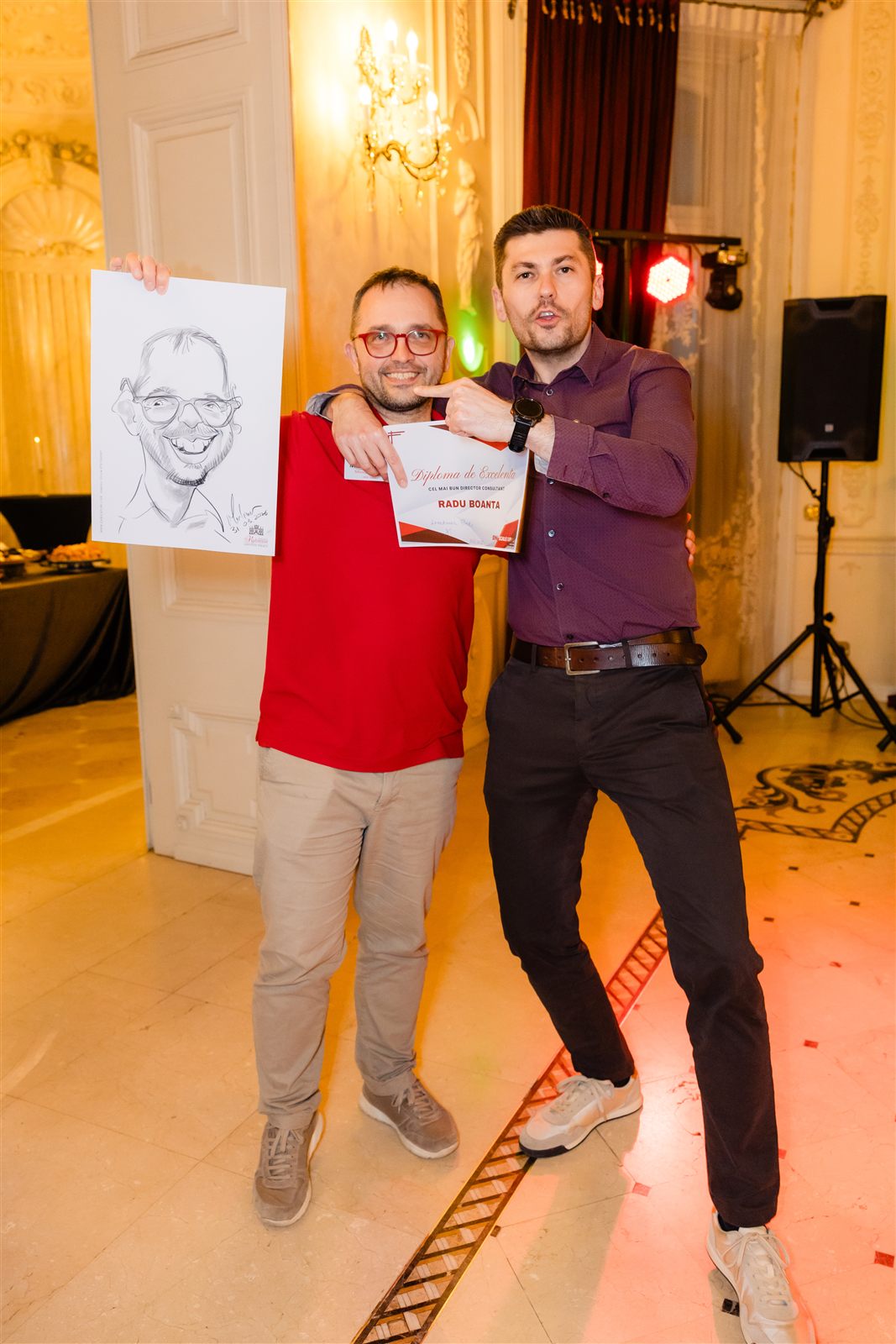 Invitat arătând caricatura sa la un eveniment — Palatul Noblesse București
