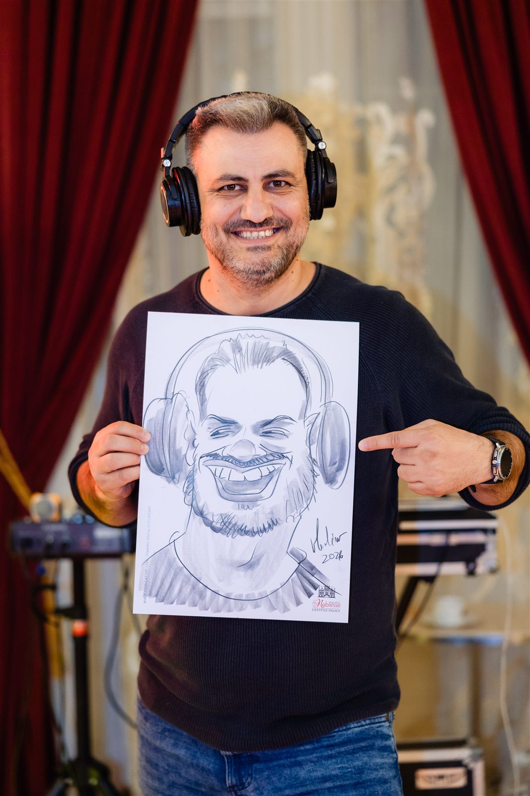 Invitat arătând caricatura personalizată — divertisment la Palatul Noblesse