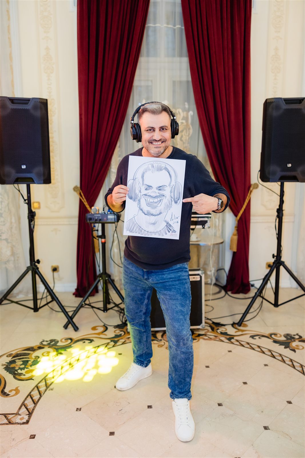 Invitat cu caricatura primită ca amintire — eveniment la Palatul Noblesse