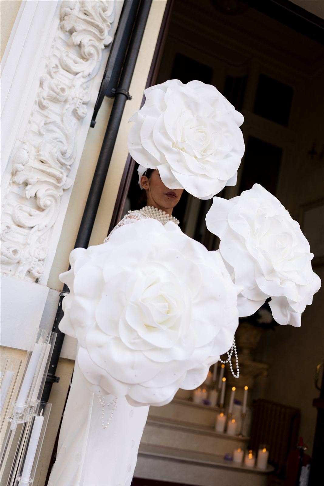Detaliu de costum floral cu trandafir alb la un personaj spectaculos, Palatul Noblesse