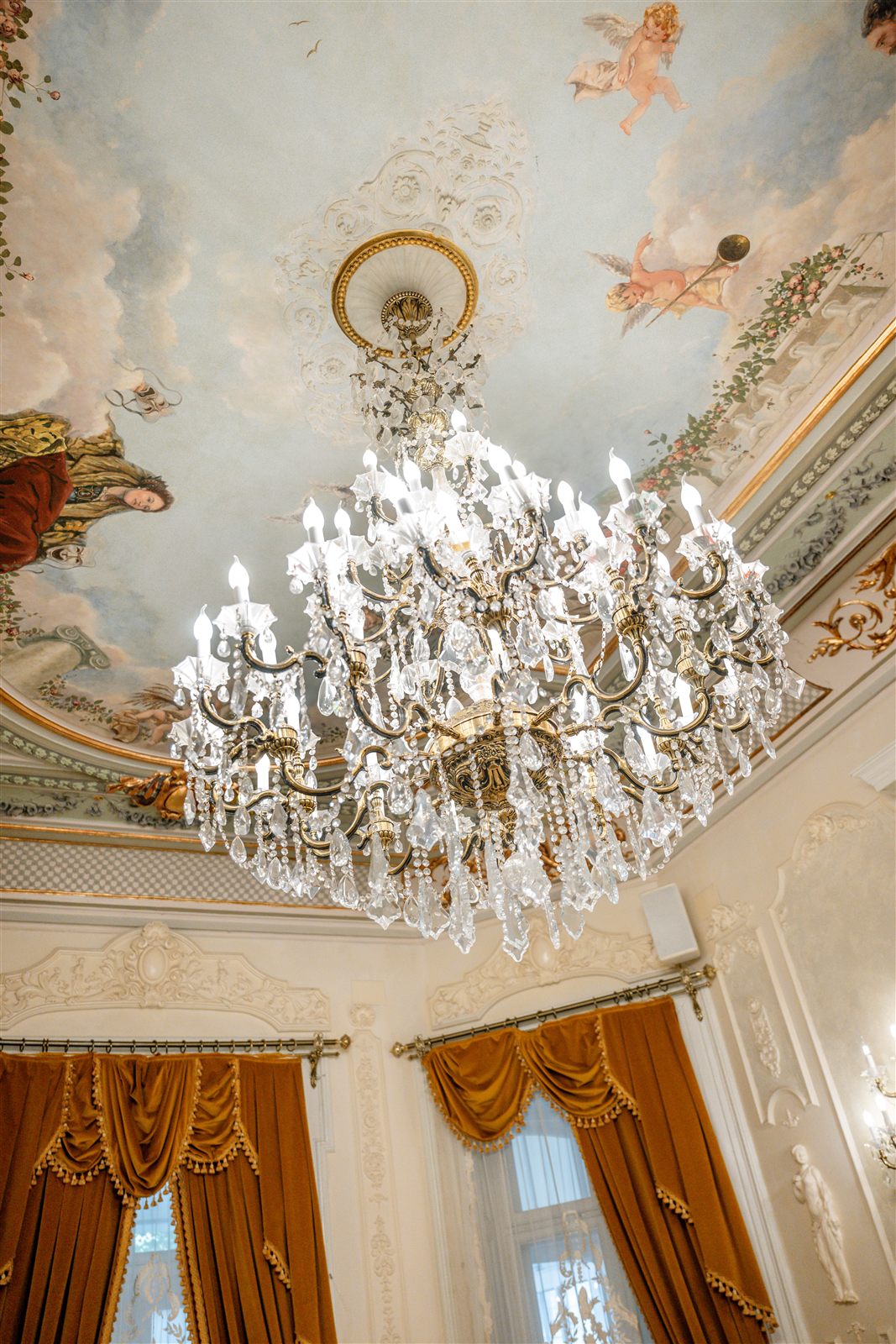 Candelabru de cristal și plafon pictat în Salonul Baroque — decor de nuntă alb-verde White Green, Palatul Noblesse