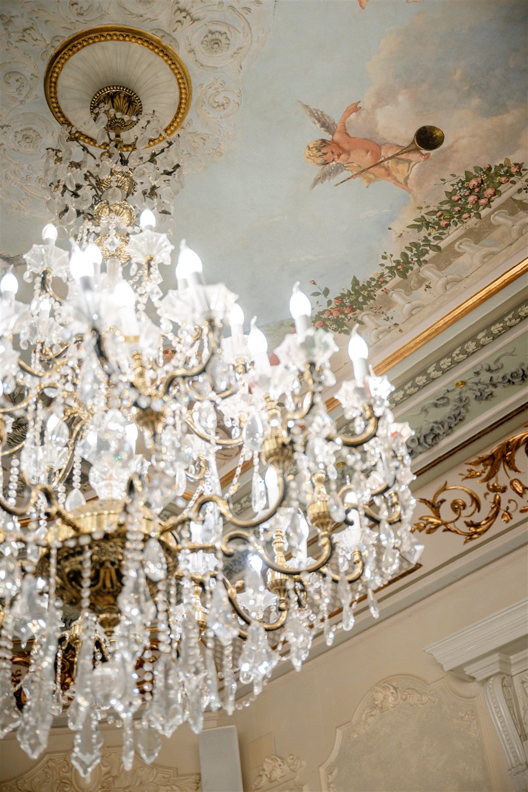 Detaliu candelabru și stucaturi în Salonul Baroque, cadru pentru tematica de nuntă White Green