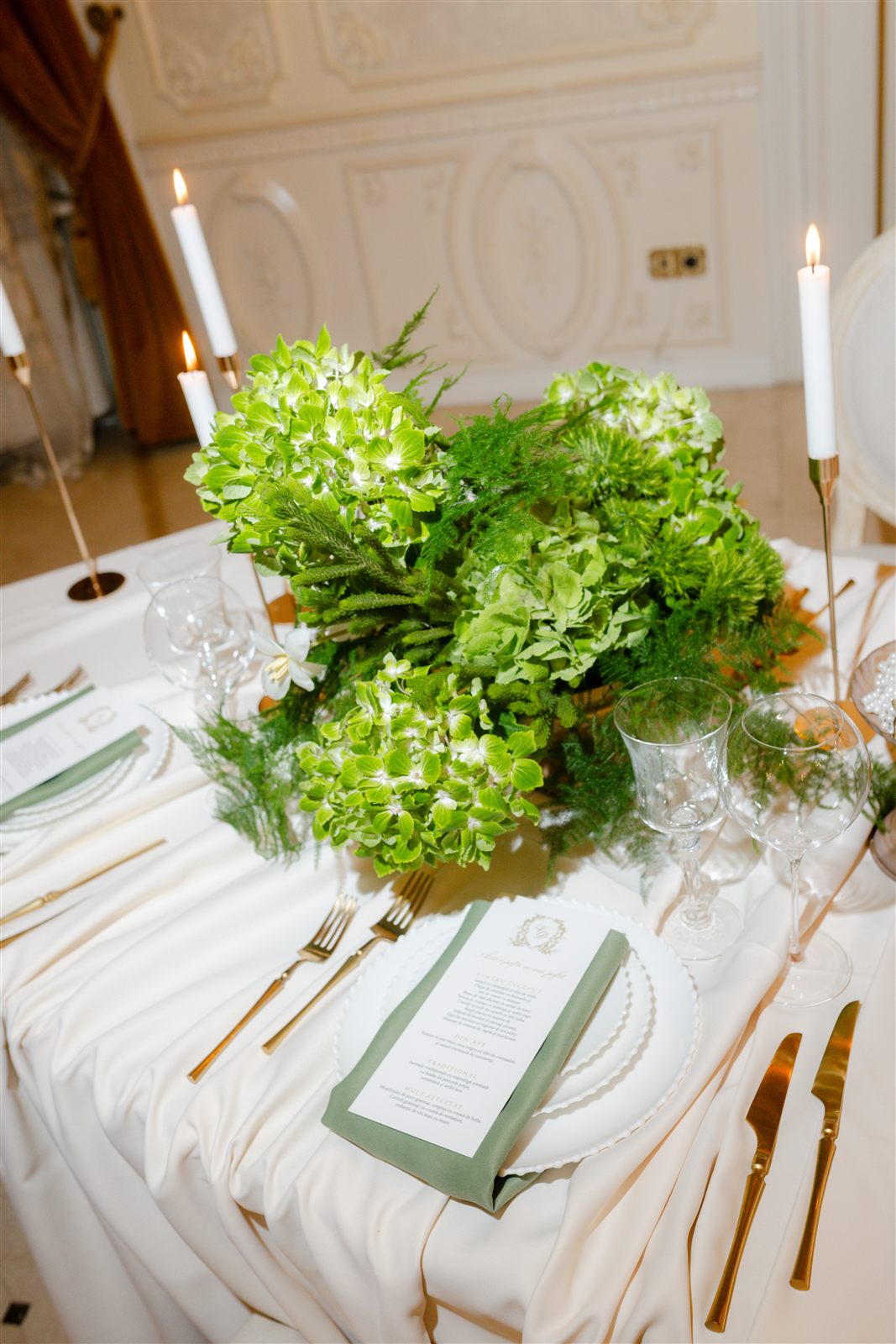 Centerpiece cu hortensii verzi și flori albe — tematică de nuntă alb-verde în Salonul Baroque