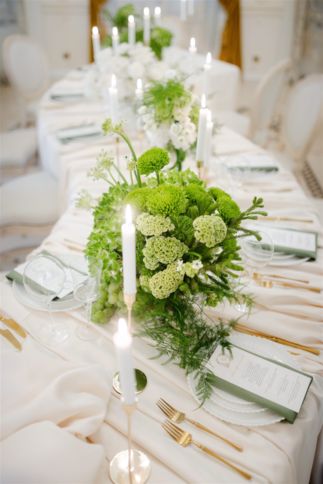 Tablescape cu flori albe, verde botanic și lumânare — tematică de nuntă alb-verde