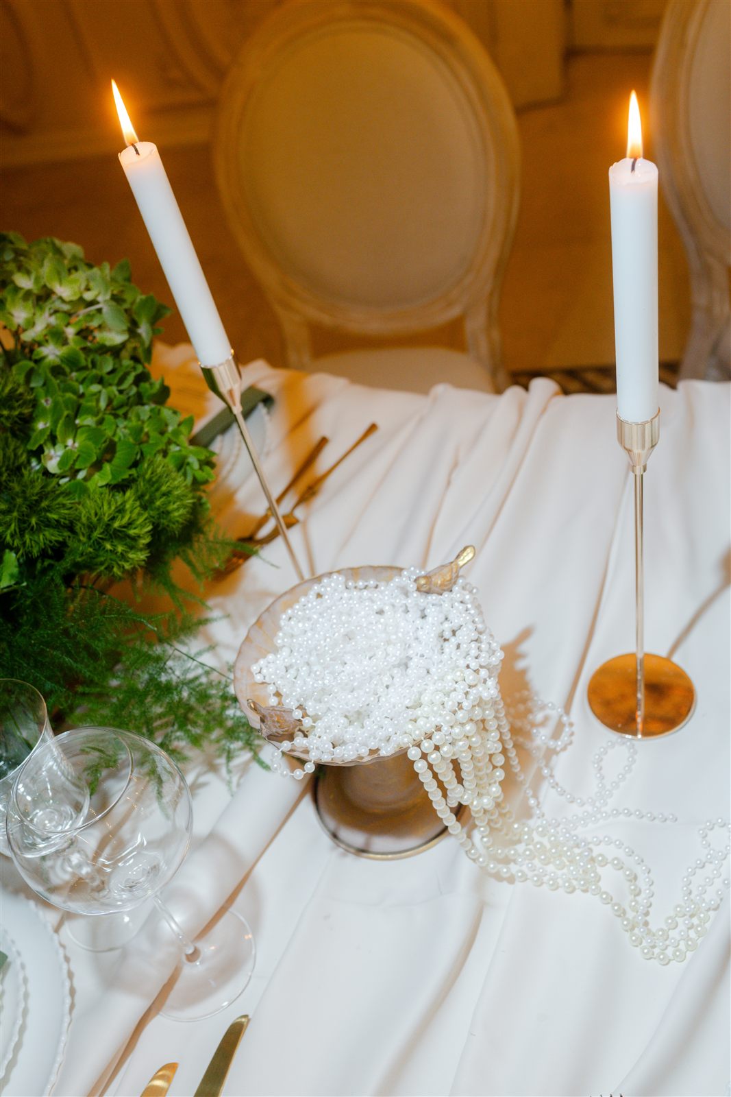 Detaliu masă la lumina lumânărilor — decor de nuntă alb-verde, tematică White Green