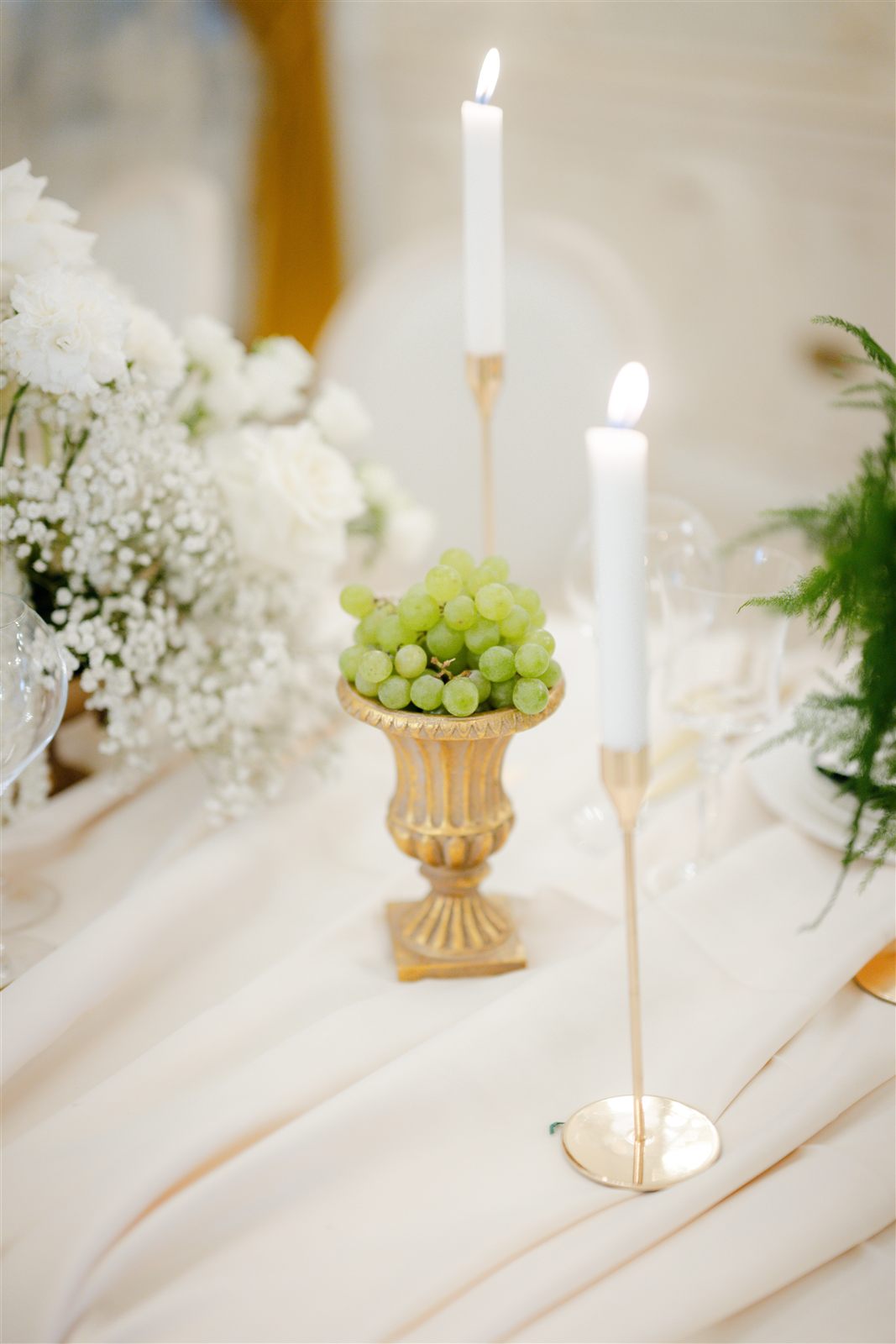 Flori albe și lumânări într-o cupă aurie — decor de nuntă White Green