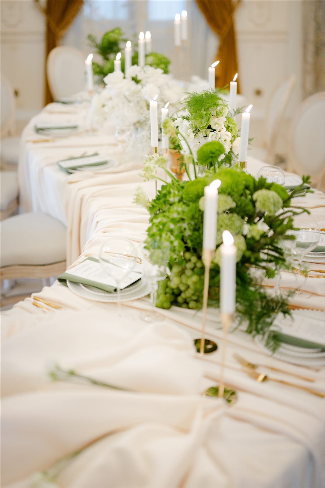 Tablescape la lumina lumânărilor cu flori albe și verde în Salonul Baroque