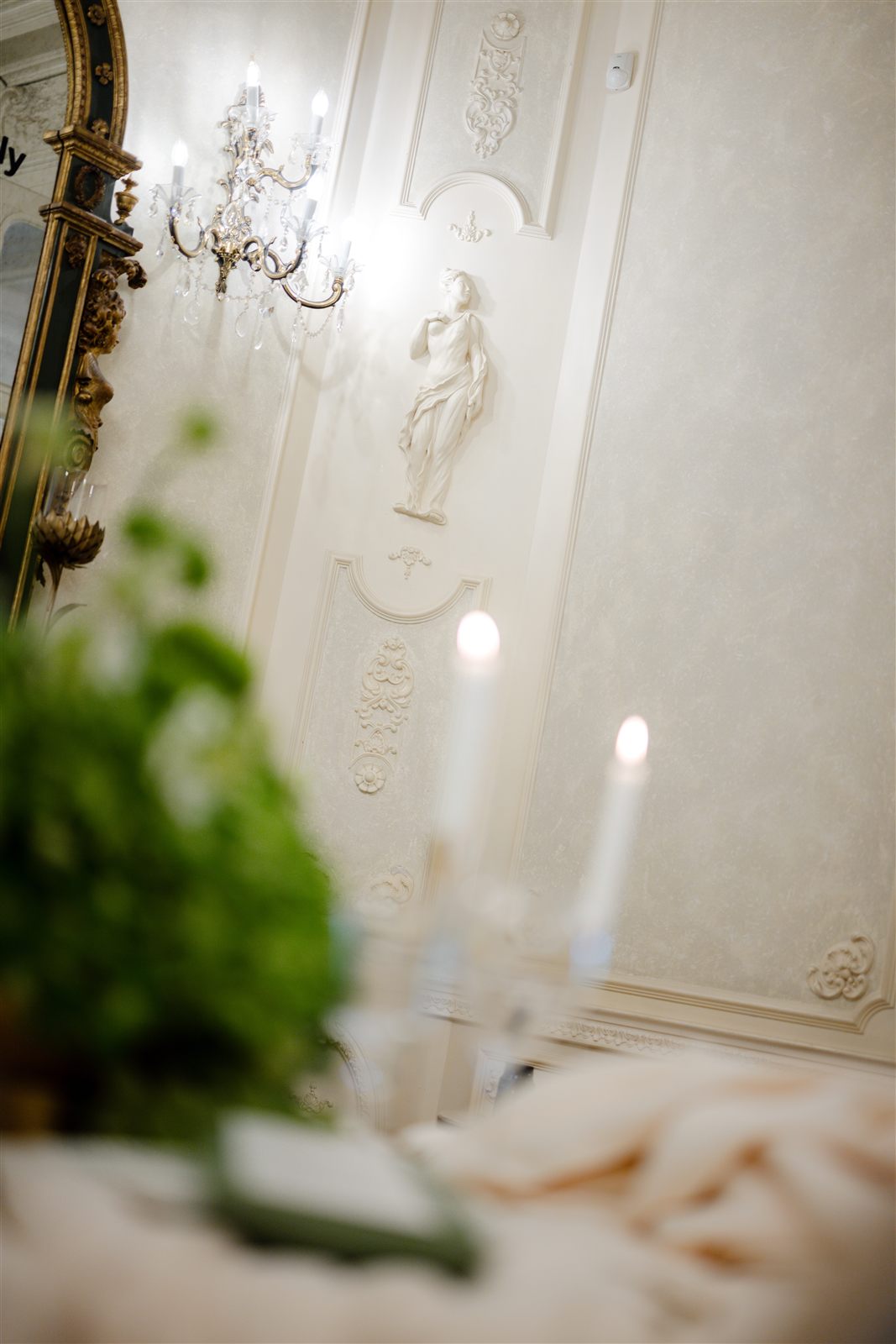 Aranjament floral alb-verde lângă coloană — decor de nuntă White Green