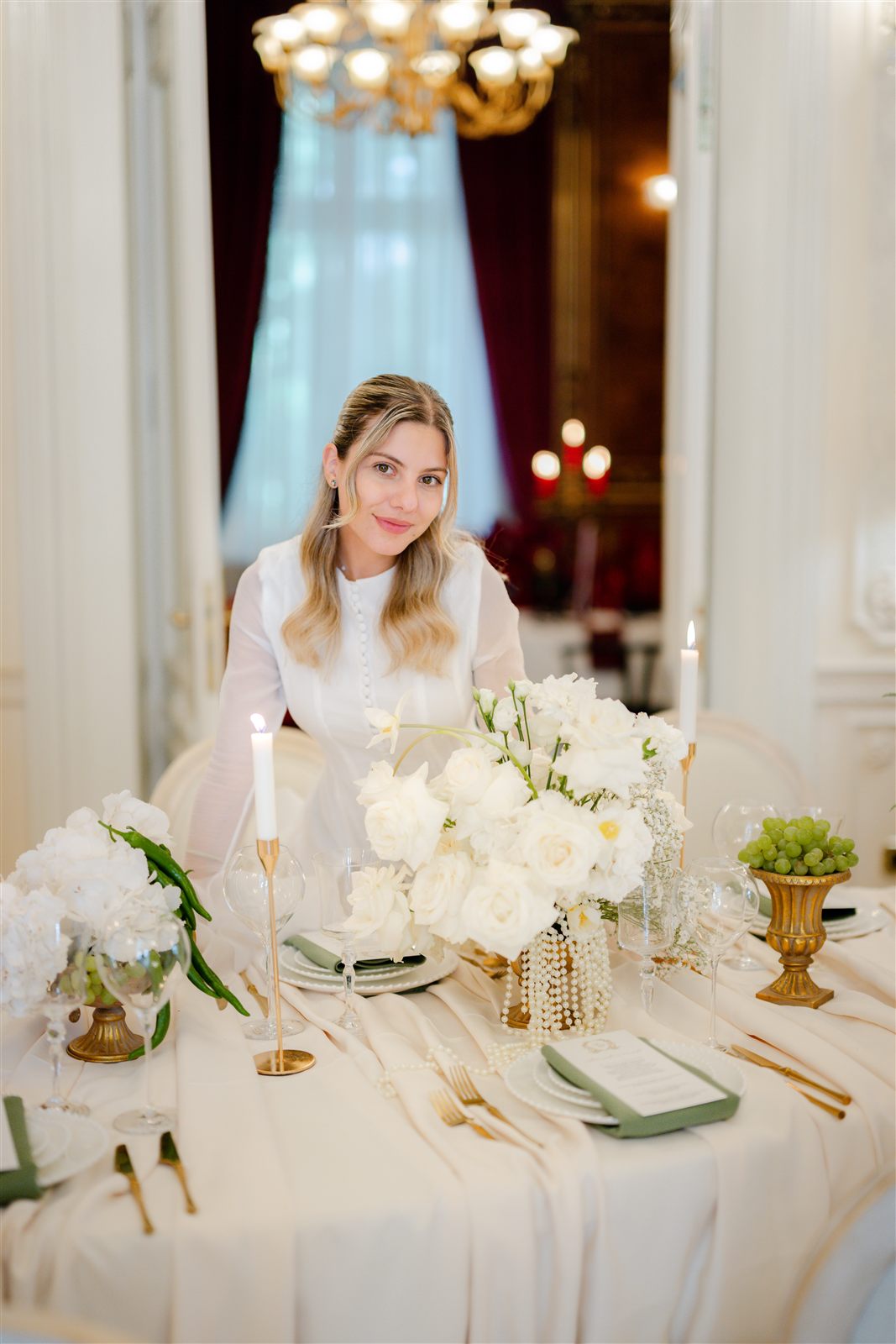 Portret de mireasă la masa decorată alb-verde în Salonul Baroque