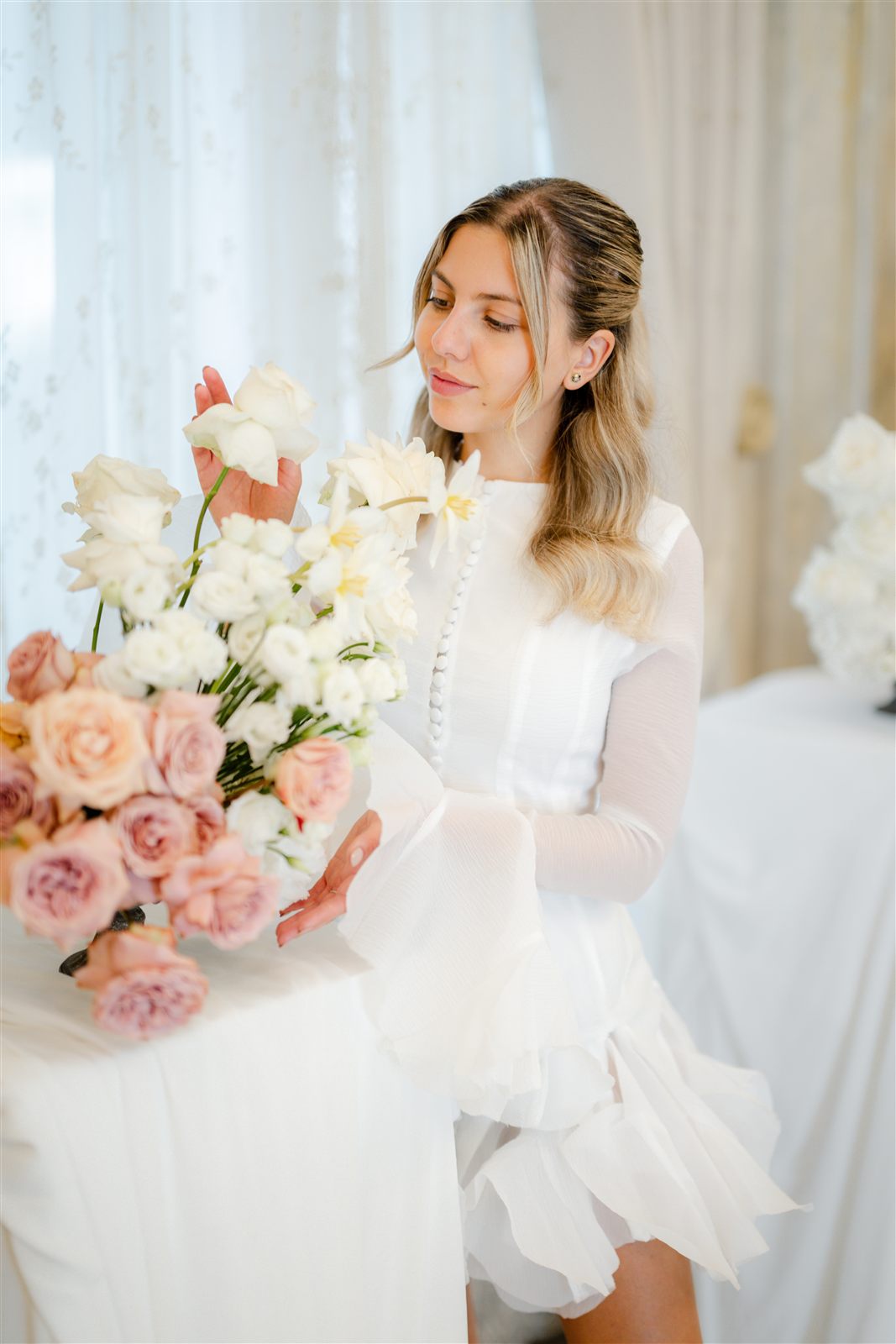 Portret de mireasă cu buchet — tematică de nuntă alb-verde la palat