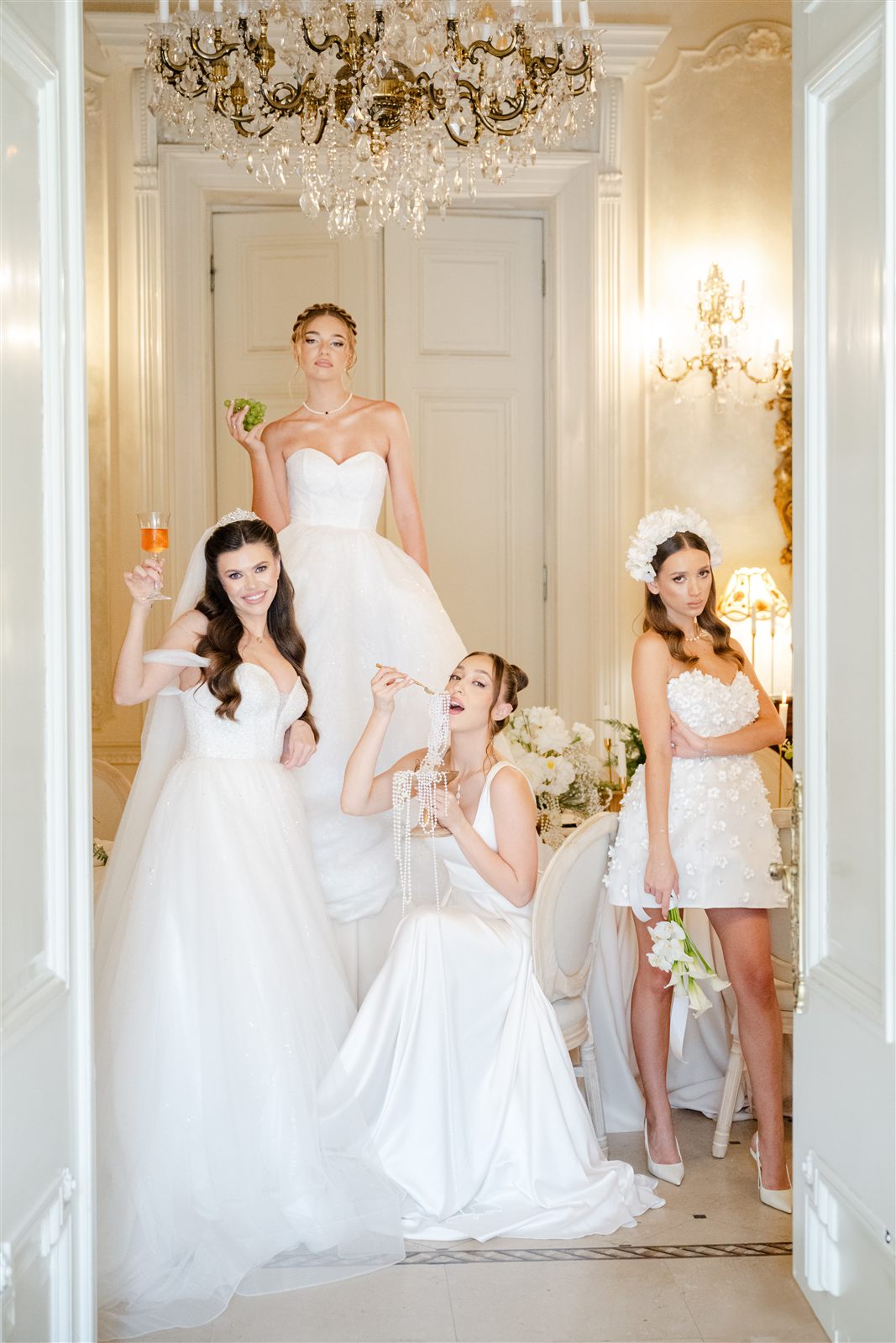 Mireasă în Salonul Baroque cu candelabru de cristal — tematica de nuntă White Green