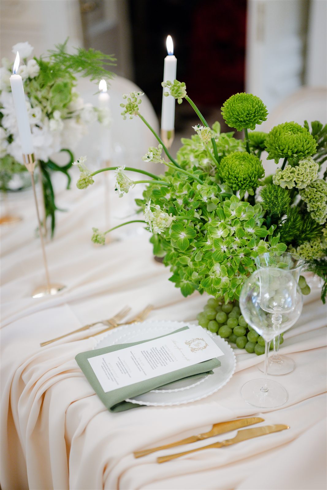Aranjament floral verde și alb cu hortensii — decor de nuntă White Green la Palatul Noblesse