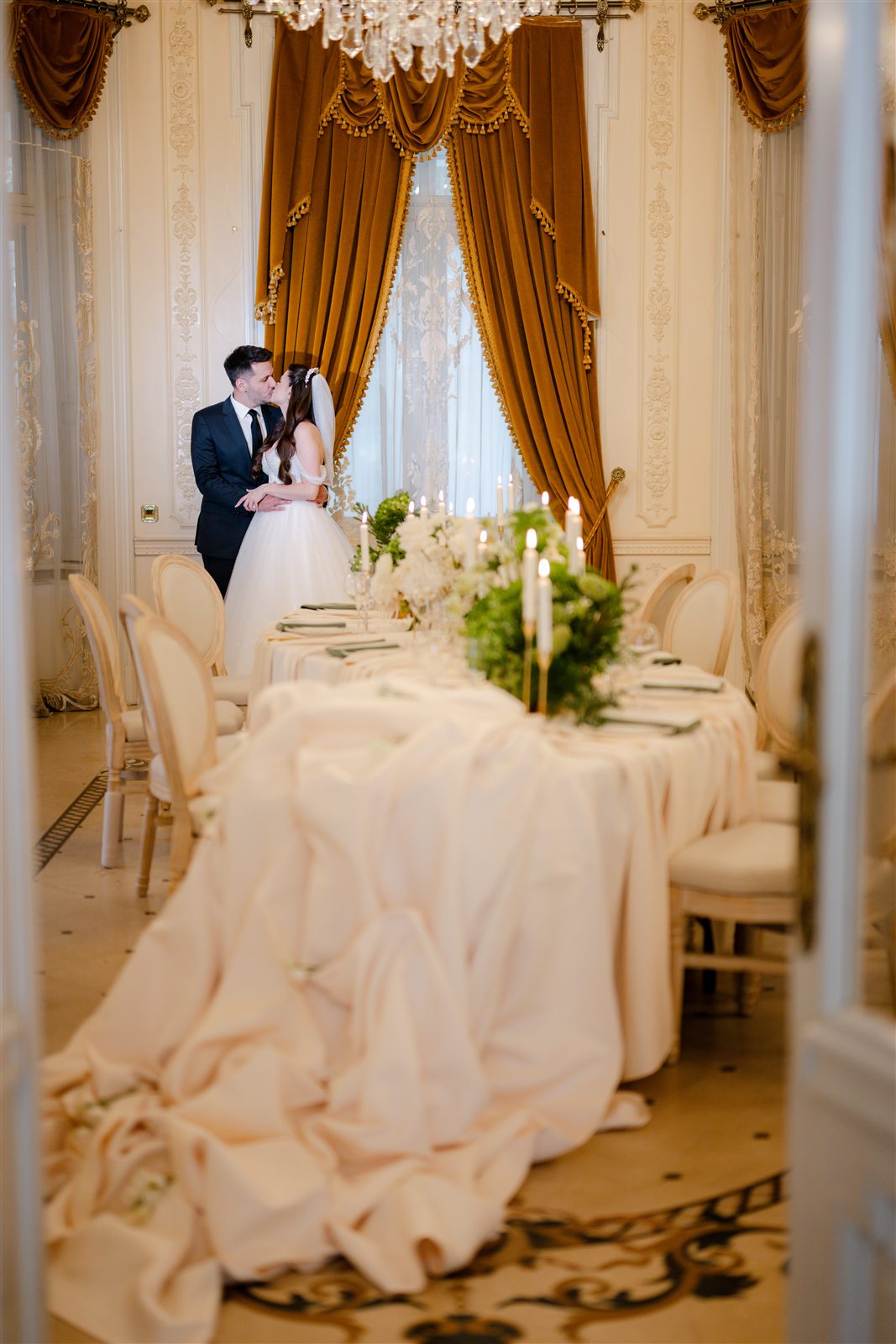 Salonul Baroque cu mese îmbrăcate în alb pentru o nuntă alb-verde la Palatul Noblesse