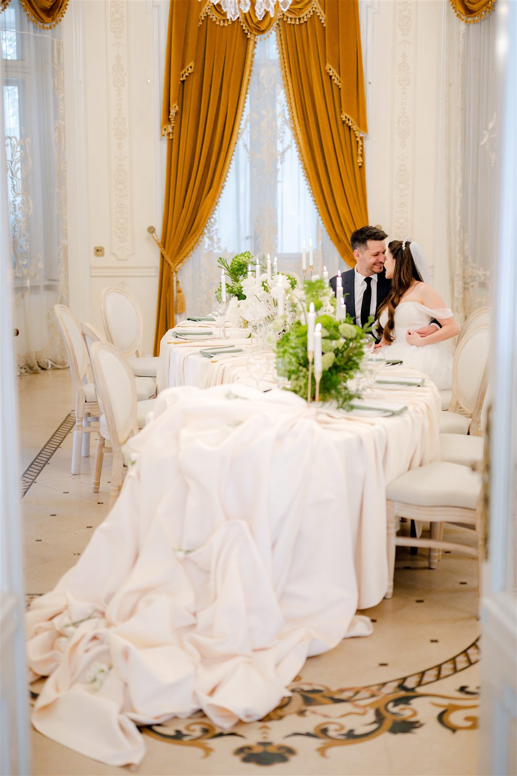 Aranjament de masă alb-verde în Salonul Baroque — tematică de nuntă White Green