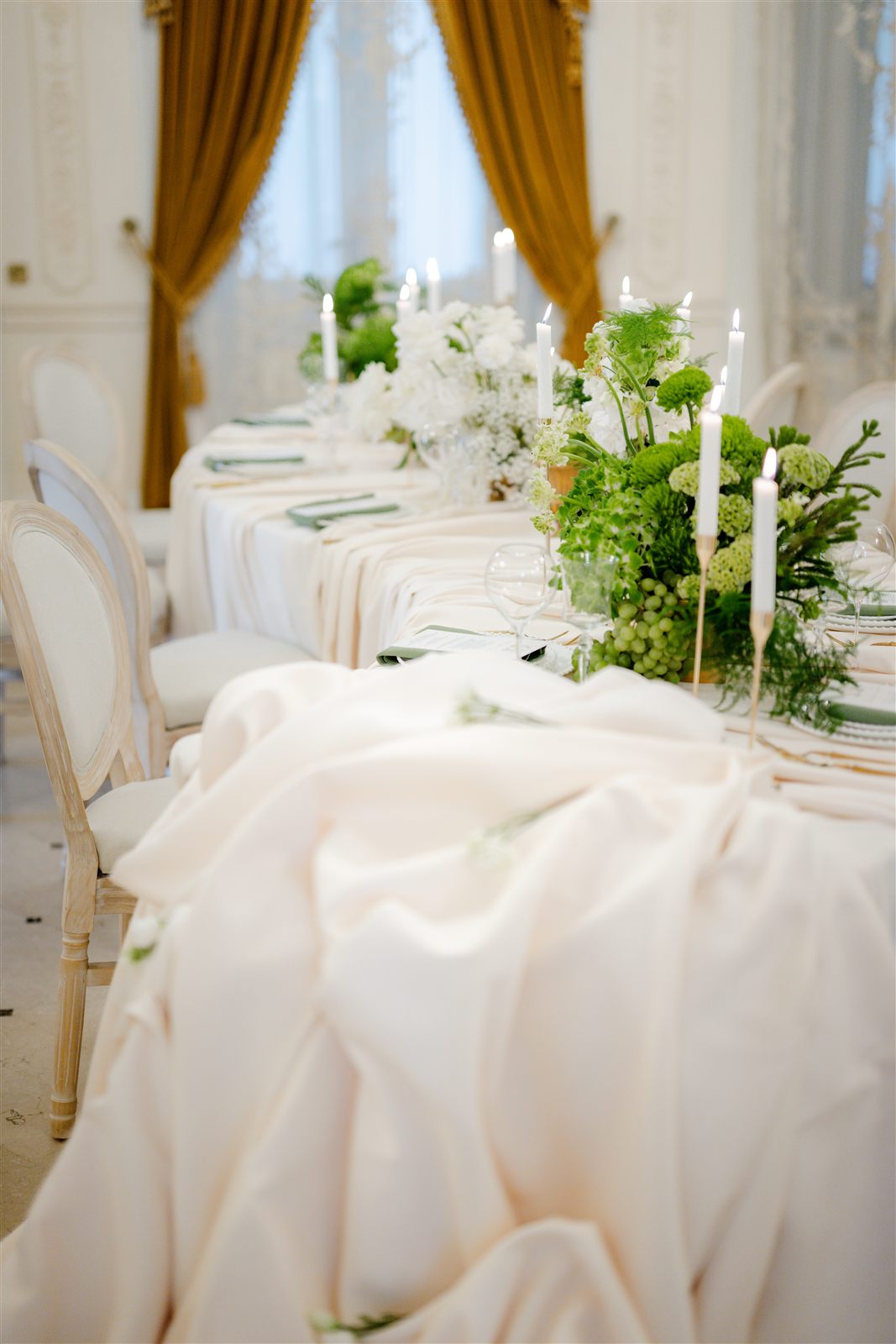 Mese de nuntă cu fețe albe și decor verde în Salonul Baroque, Palatul Noblesse