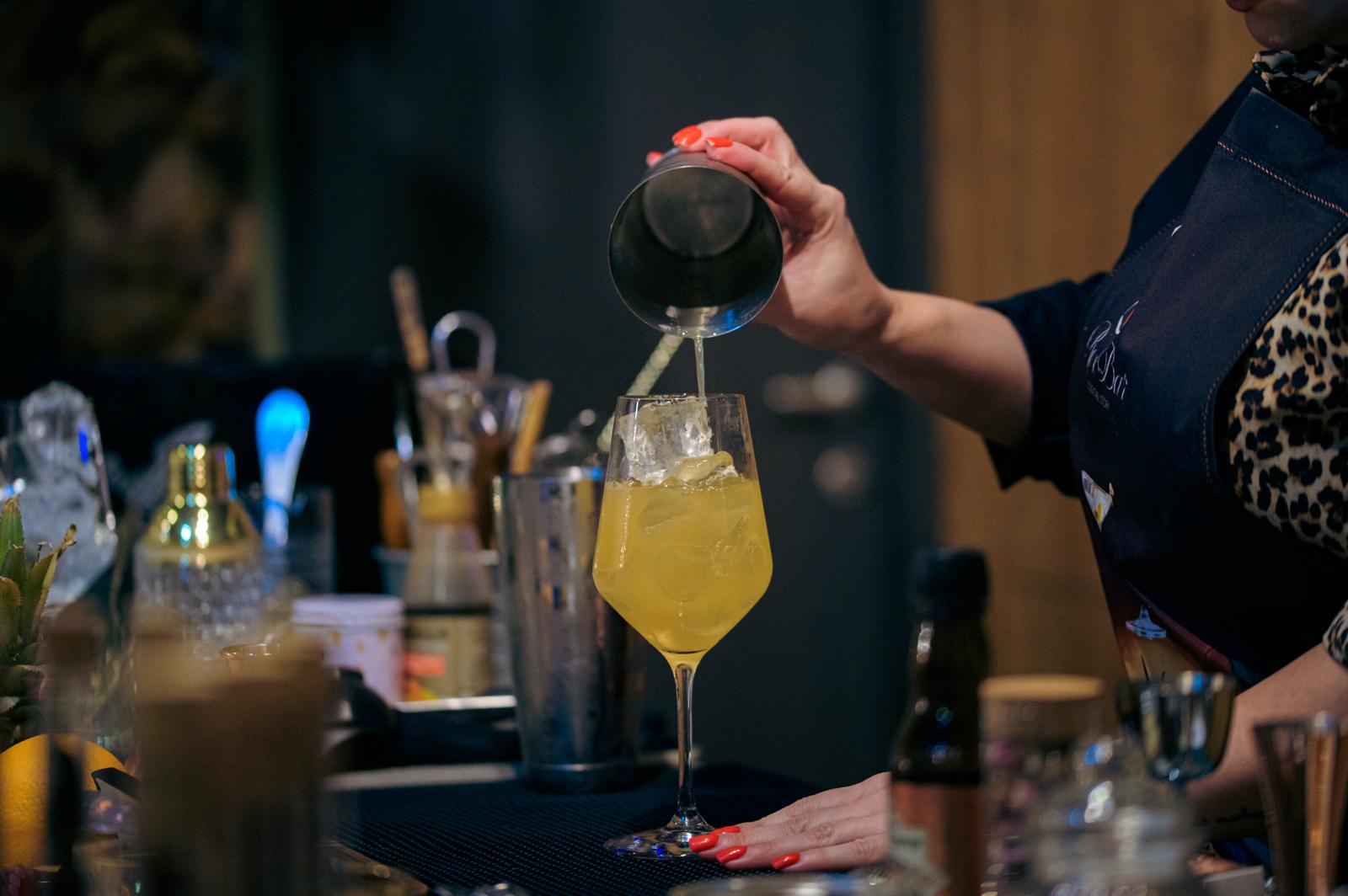 Bar și mixologie